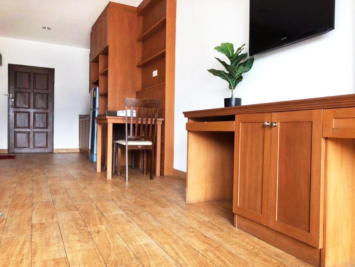 Walking Street Side View Talay 6 Apartemen